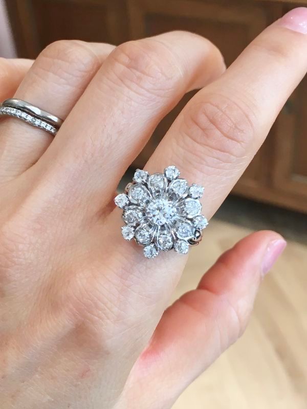 BUCHERER Bague florale en or blanc et diamants