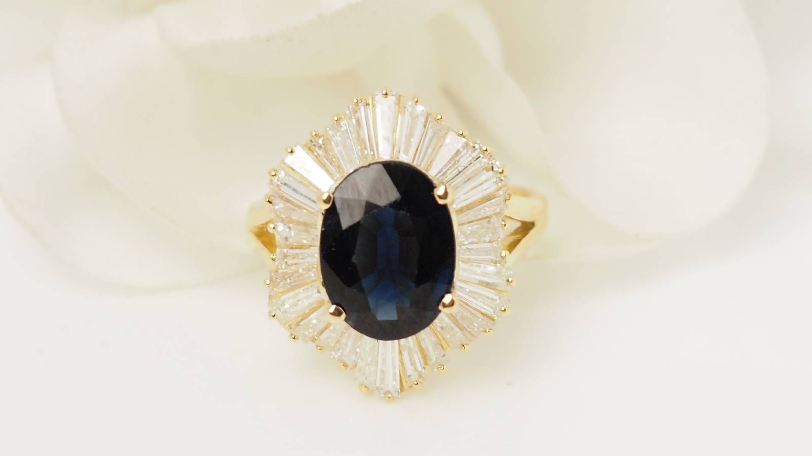 Jupe ring in yellow gold, oval sapphire and diamonds 