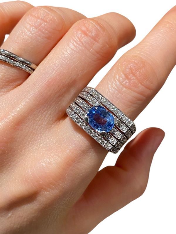 Tank ring in 18k white gold with sapphire and diamonds 