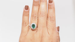 Bague marguerite en or blanc émeraude et diamants