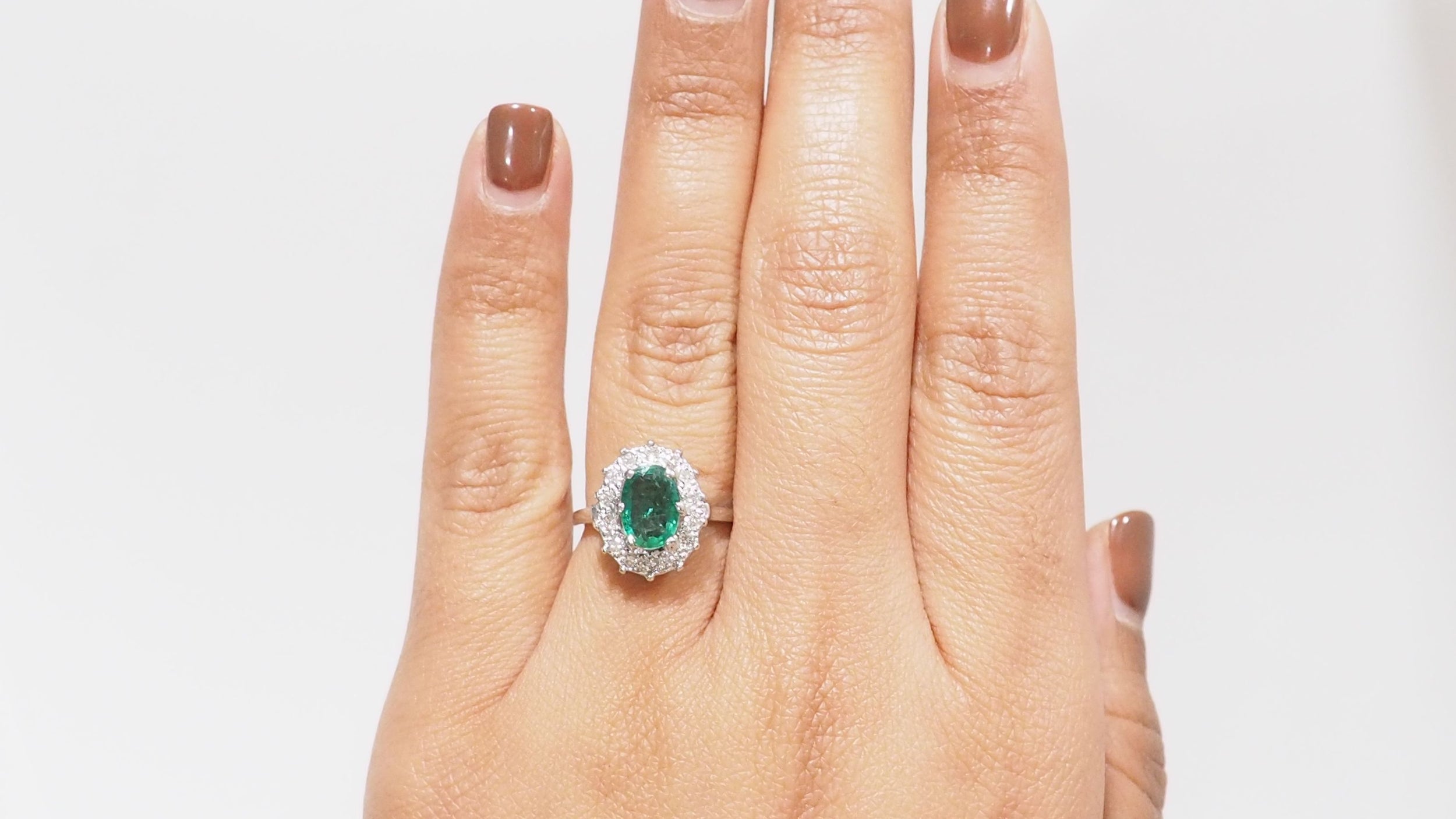 Bague marguerite en or blanc émeraude et diamants