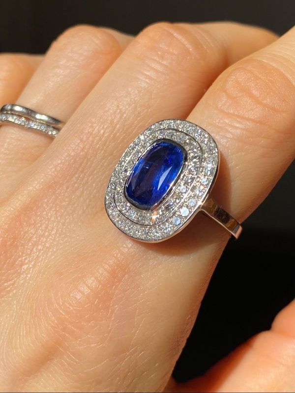 Pompadour ring in white gold, sapphire and diamonds