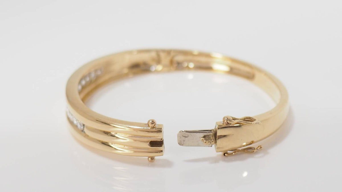 Opening bangle in yellow gold and diamonds 