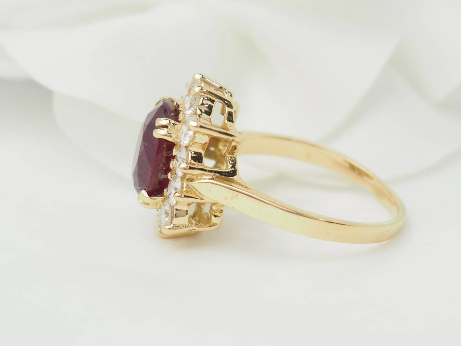 Ring ruby and diamonds surround