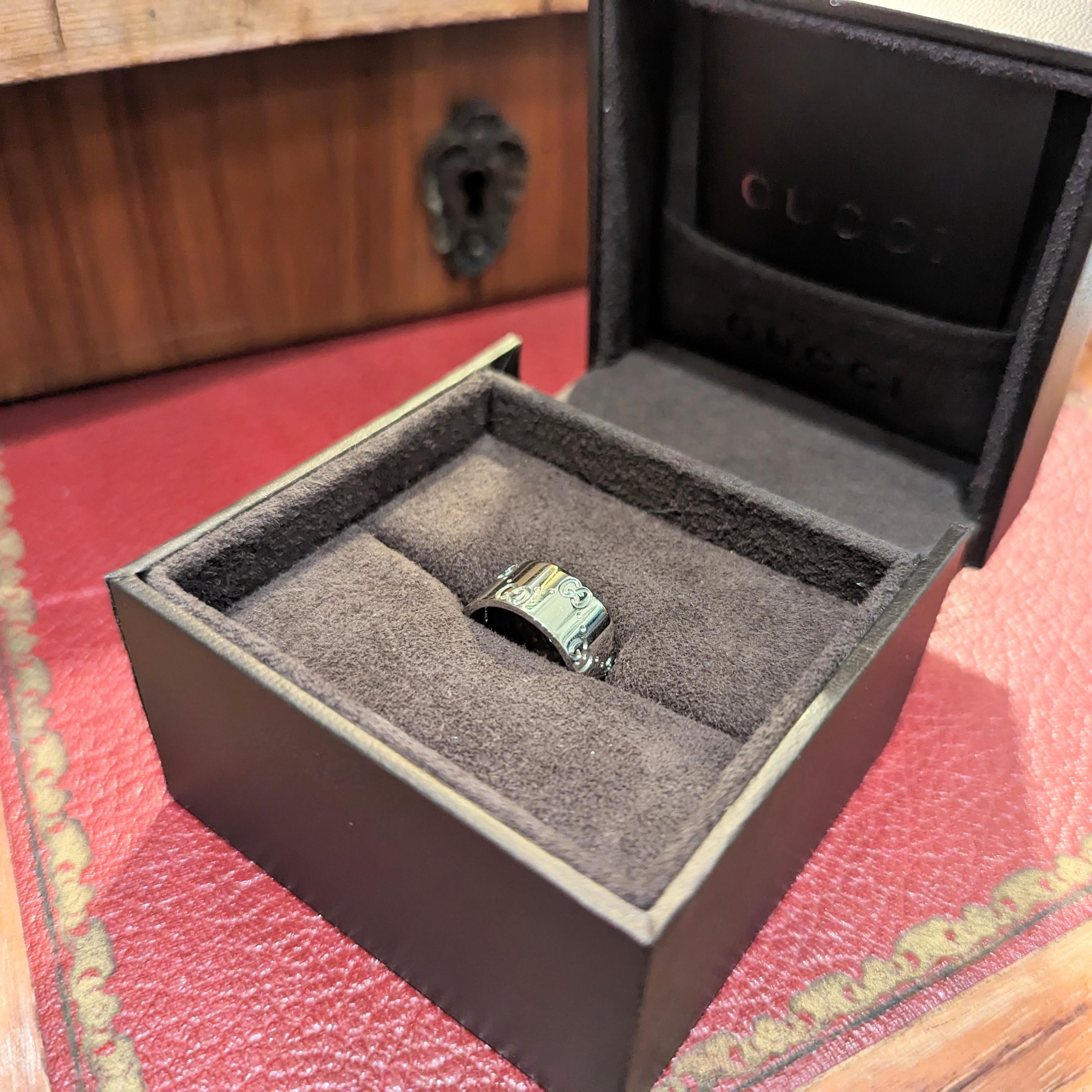 Bague Icon or blanc signée Gucci