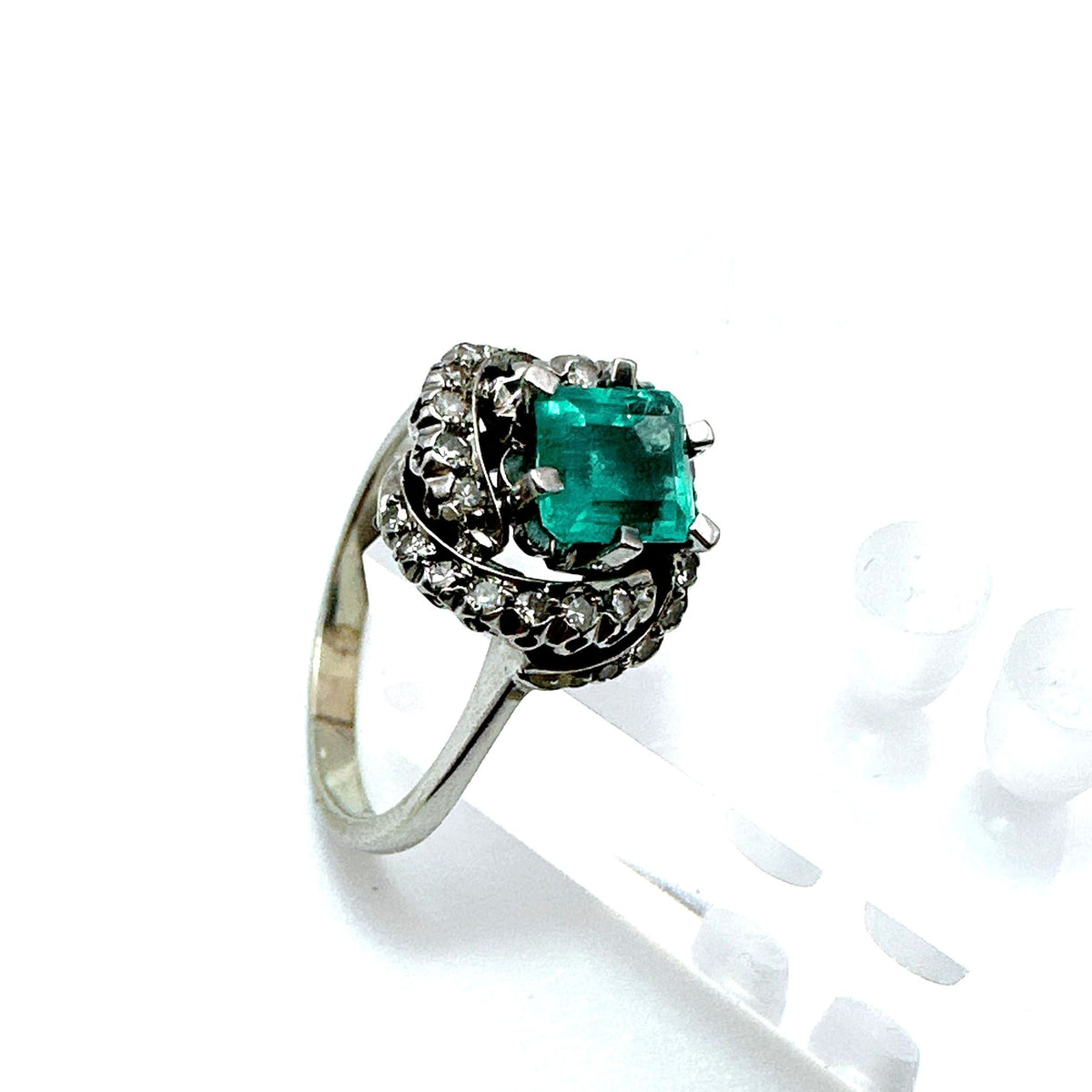 Ring in white gold, emerald, and diamond