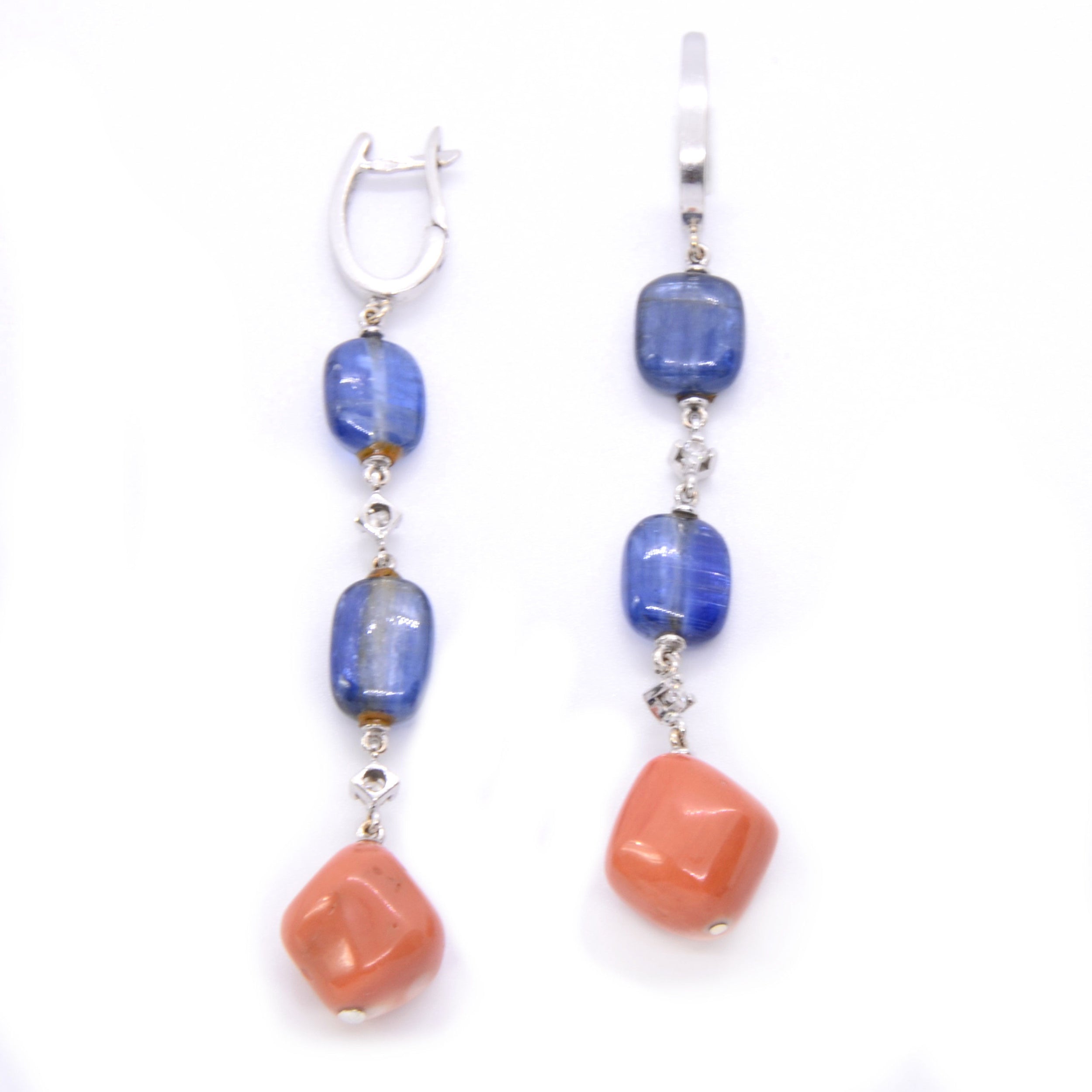 PAIRE DE PENDANTS D’OREILLES TANZANITES ET CORAIL