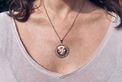 Médaille motif floral grand modèle en or rose