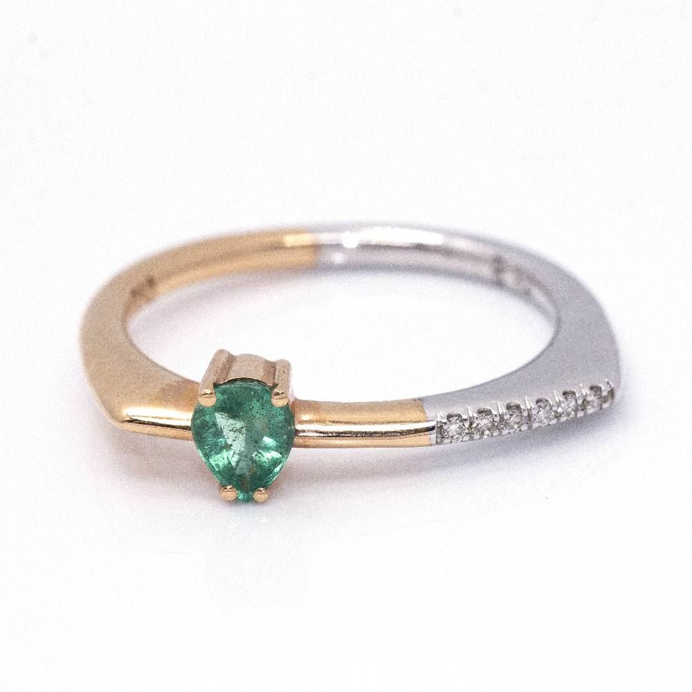 Ring Solitaire in two-tone emerald and gold diamonds