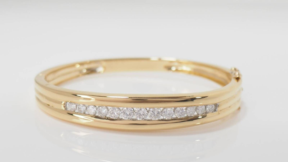 Opening bangle in yellow gold and diamonds 