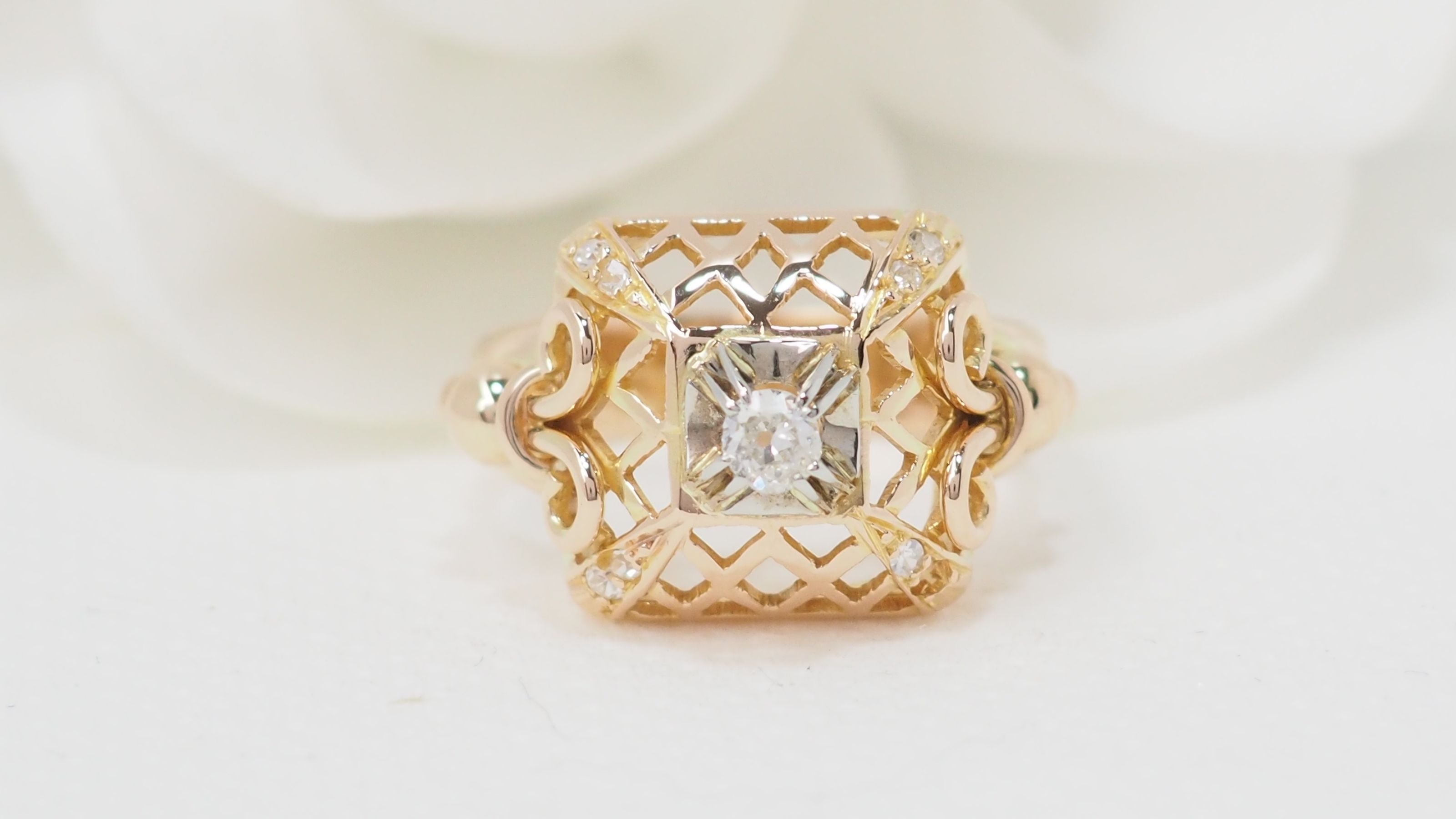 Openwork ring in yellow gold and diamond