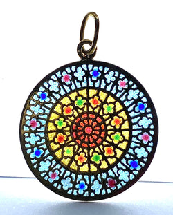 Médaille en or 18 carats représentant le vitrail ouest de la cathédrale Notre Dame de Paris