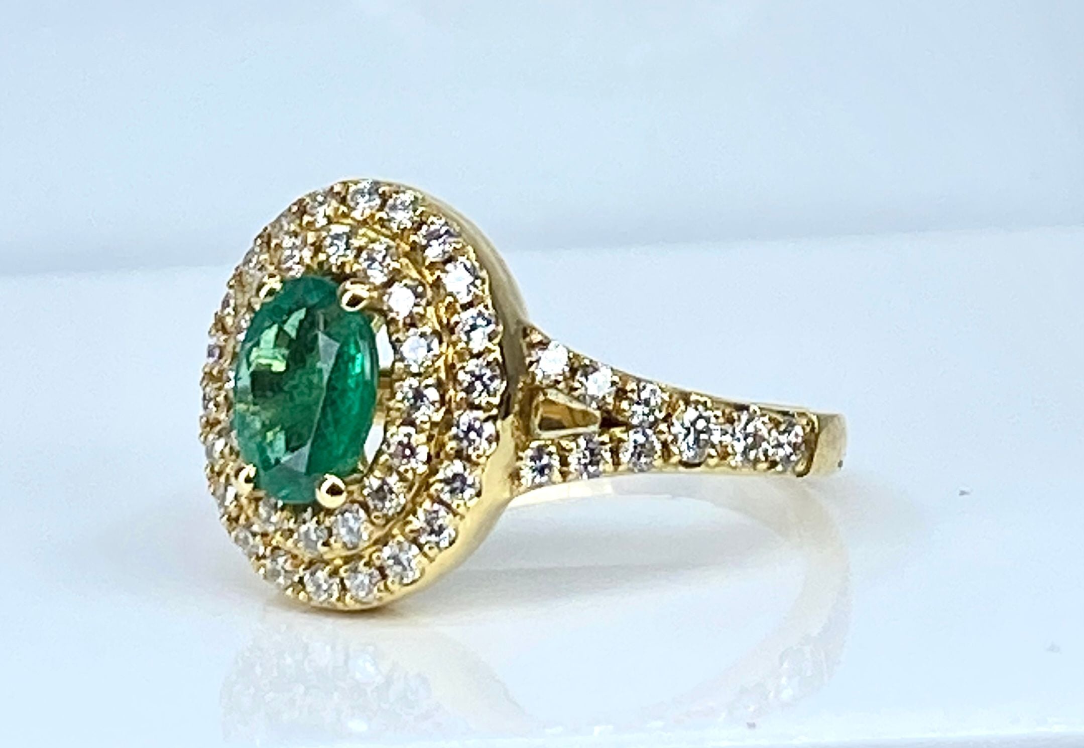 Bague en or jaune 18 carats ornée d’une émeraude et diamants