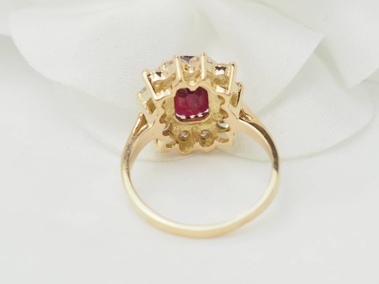 Ring ruby and diamonds surround