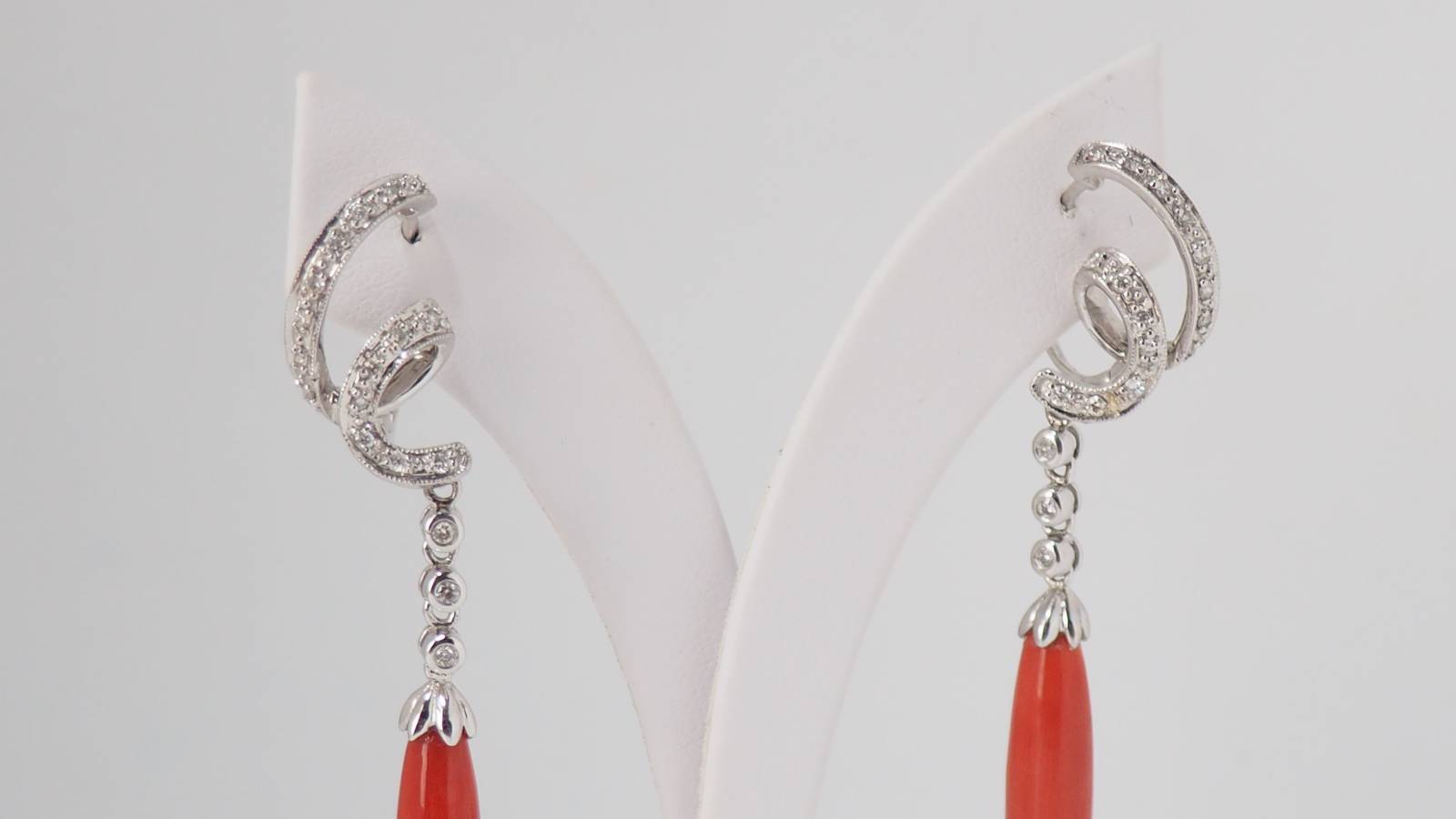 Pendants d'oreilles en or blanc, diamants et corail