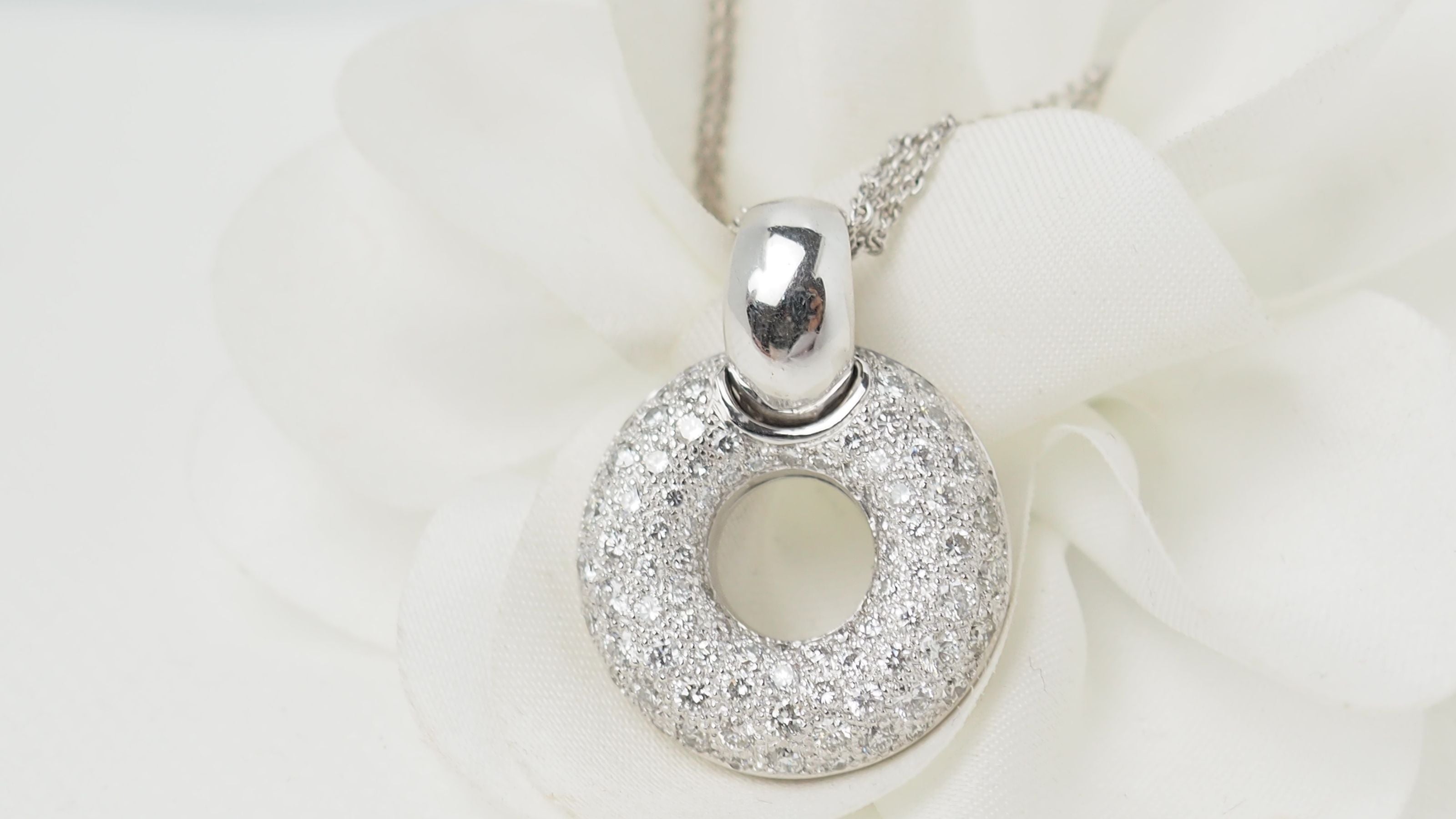 Collier en or blanc et diamants