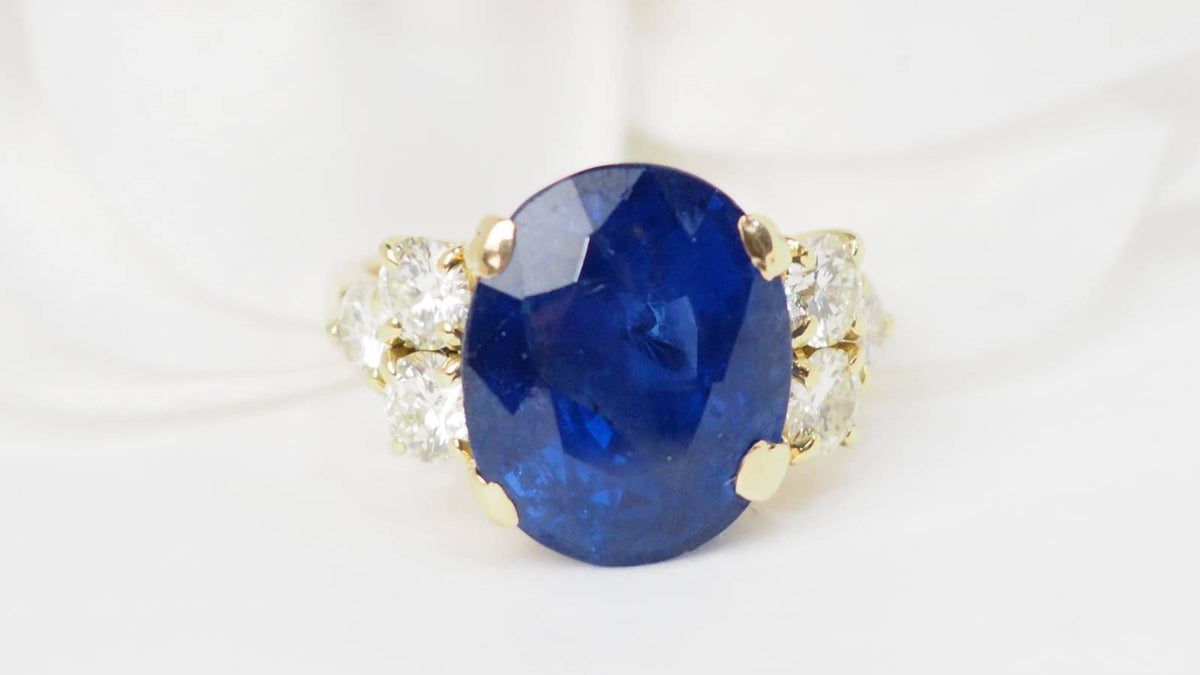 Important ring in yellow gold, Ceylon sapphire and diamonds 