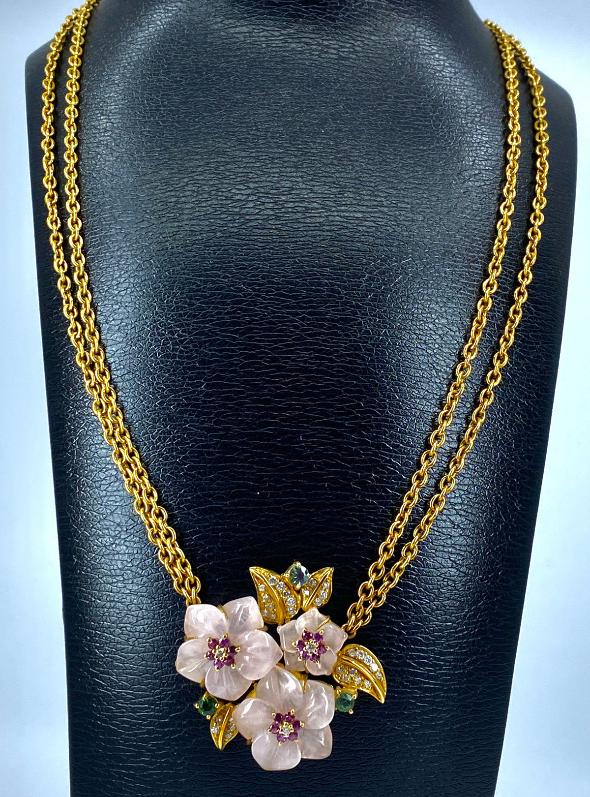 Collier en or 18 carats orné de 3 fleurs en quartz et feuilles en diamants