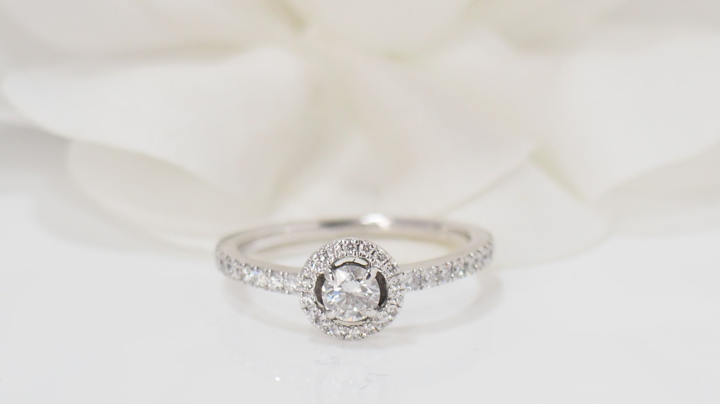 Bague solitaire Messika en or blanc et diamants