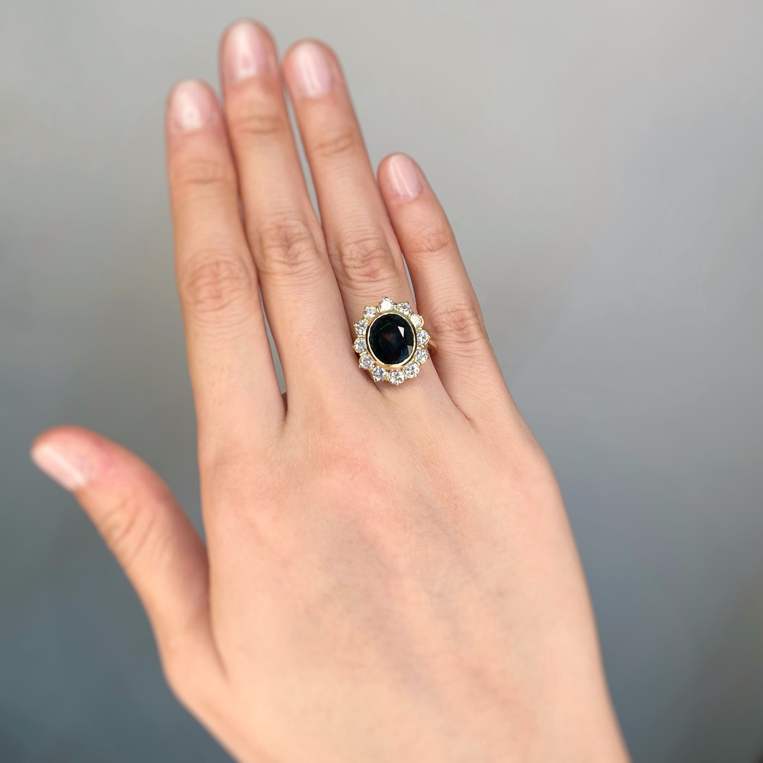 Marguerite ring in yellow gold, sapphire and diamonds