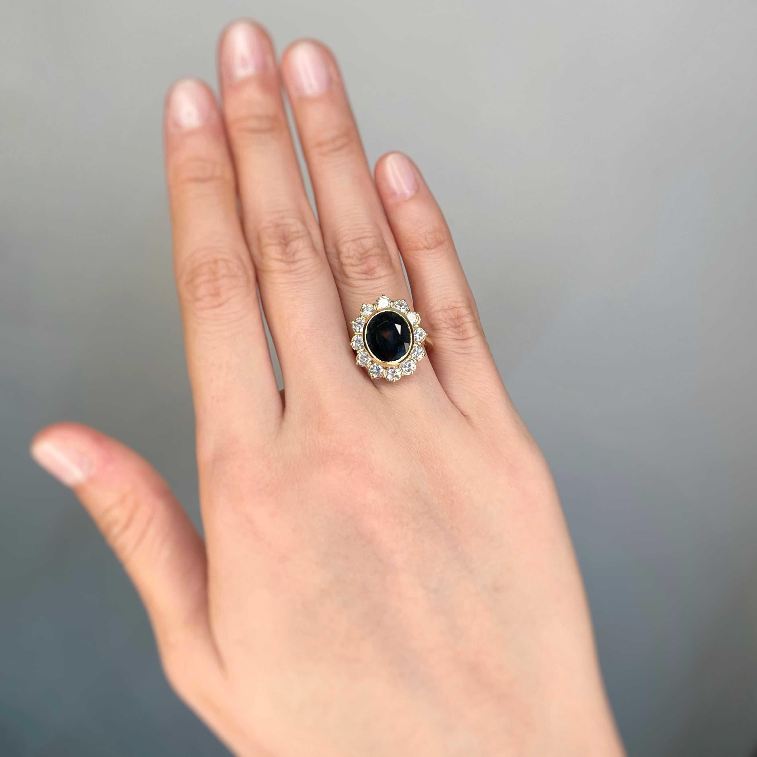 Marguerite ring in yellow gold, sapphire and diamonds