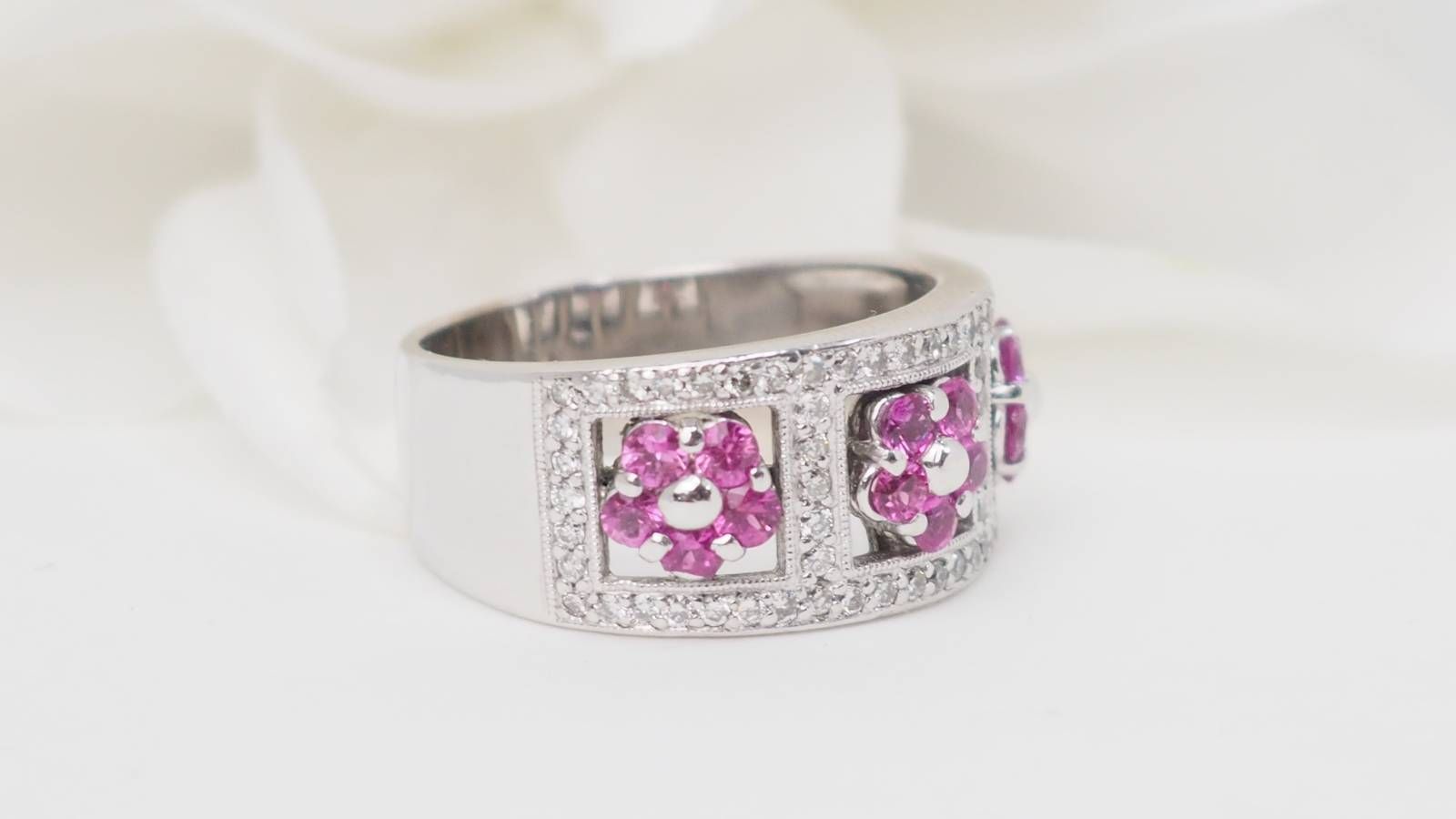 Bague bandeau en or blanc, topazes roses et diamants