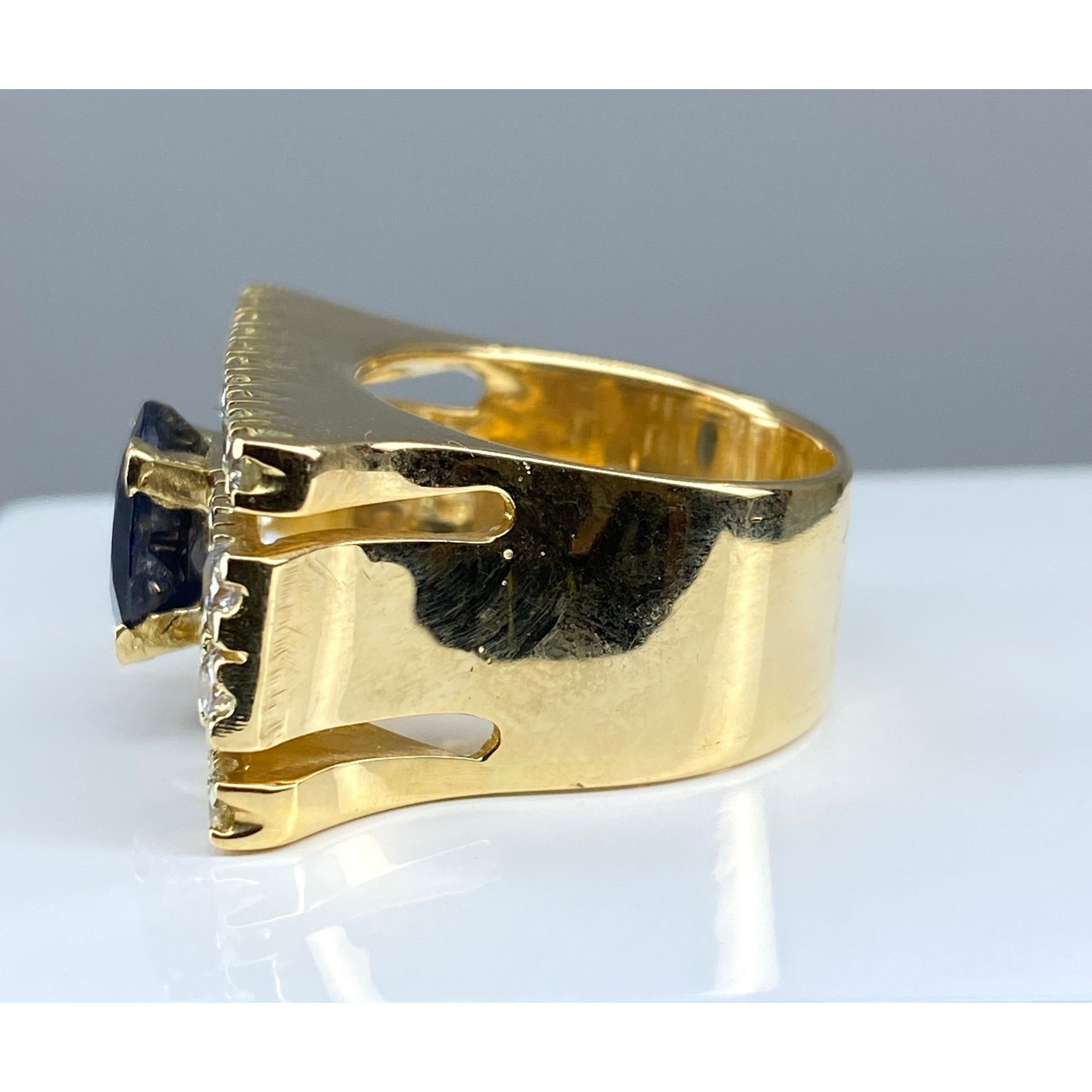 Importante bague en or jaune 18 carats en diamants et saphir