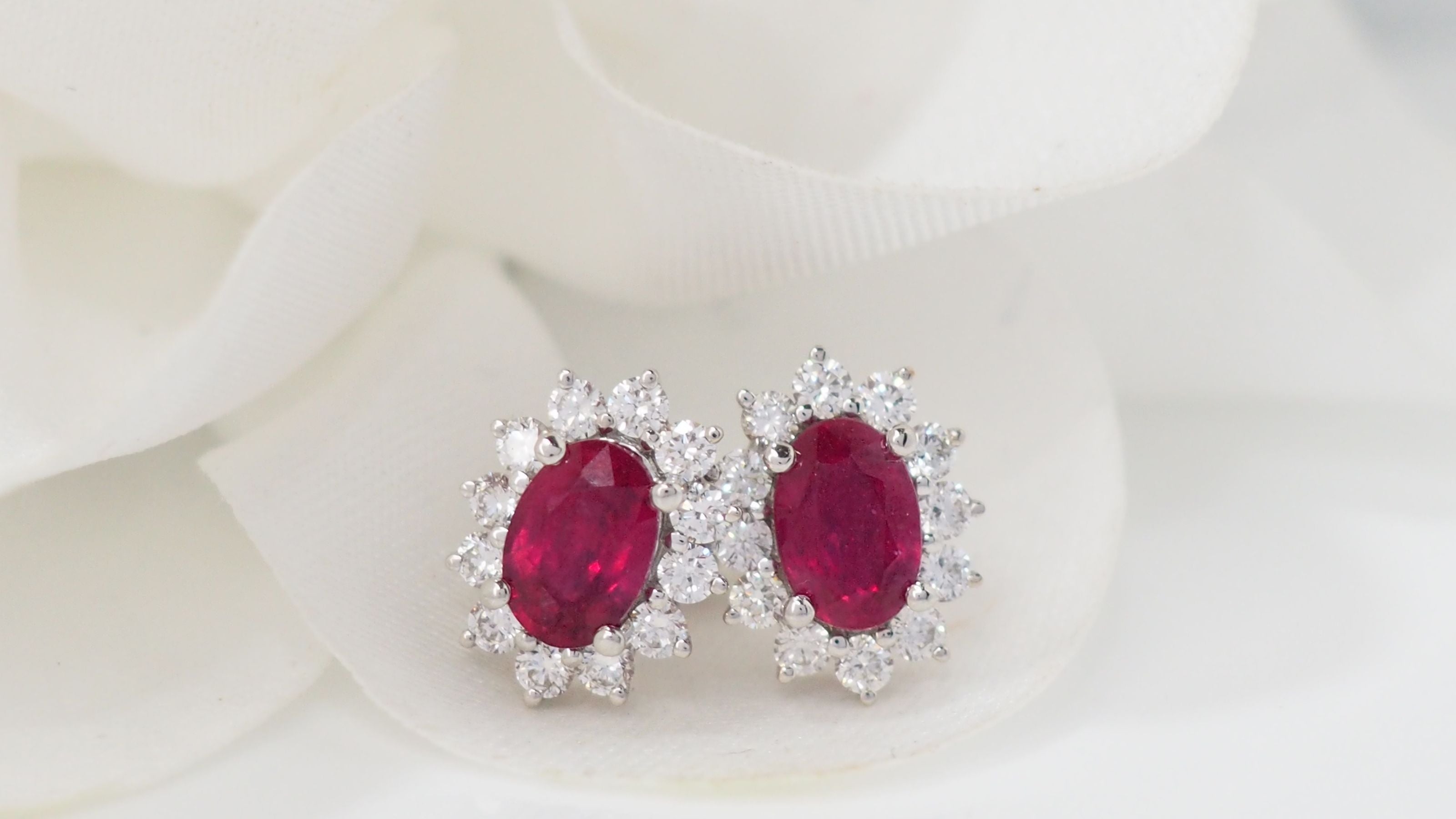 Boucles d'oreilles en or blanc, rubis et diamants