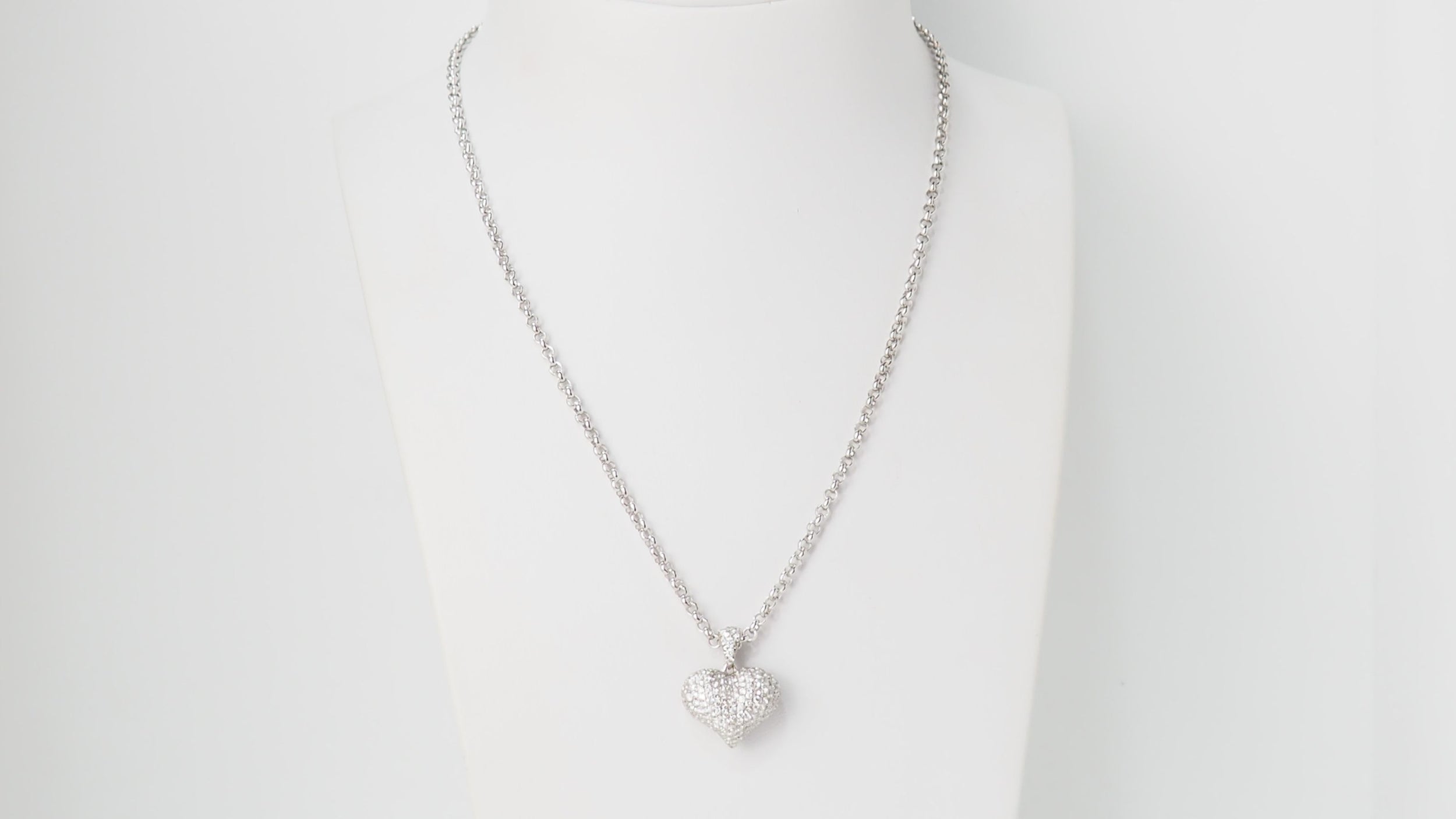 Collier pendentif coeur en or blanc et diamants