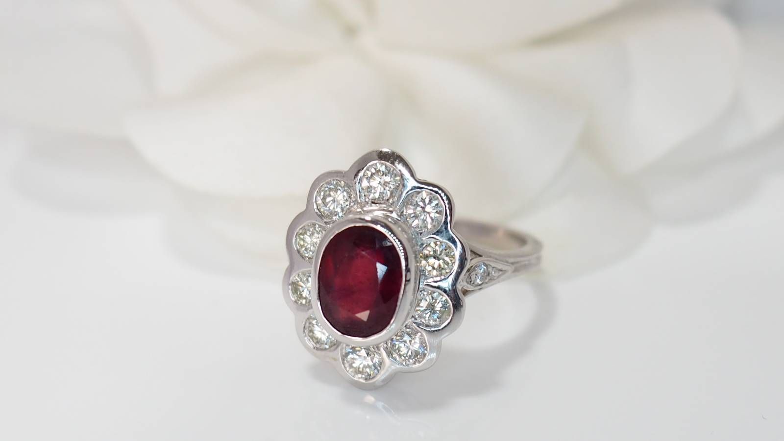 Entourage ring in white gold, rubies and diamonds 