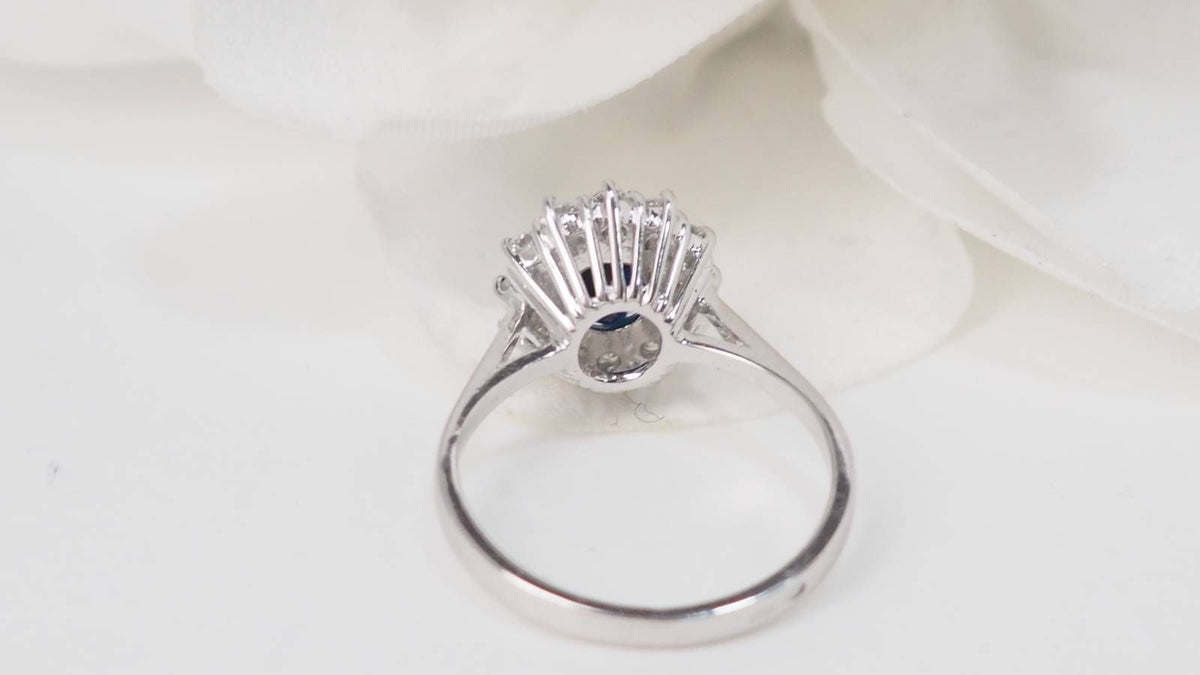 Daisy ring in white gold, sapphire and diamonds 