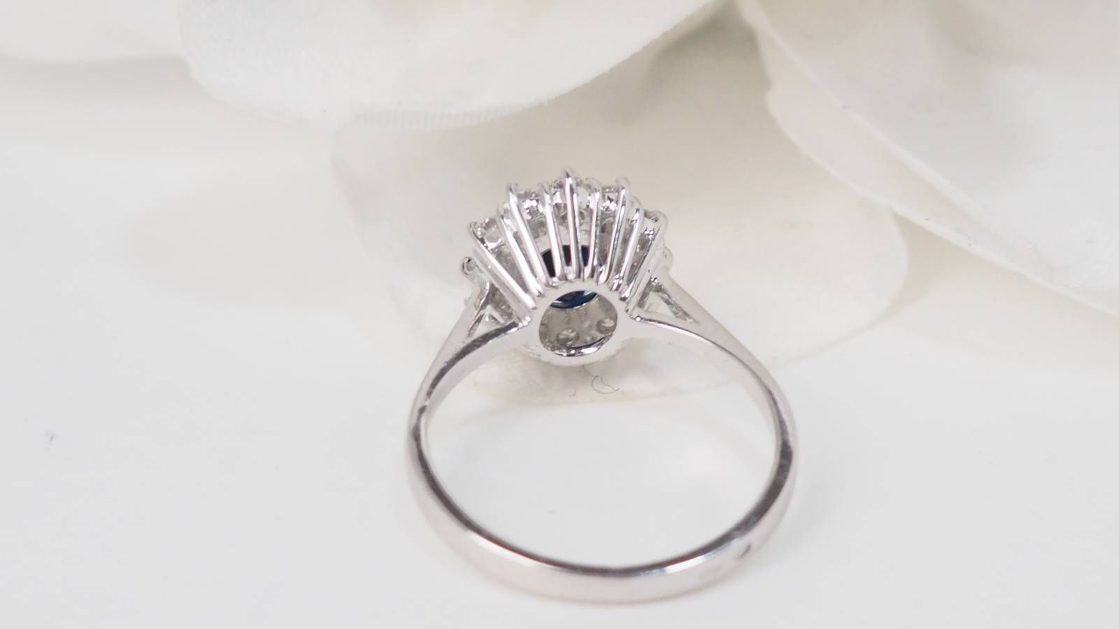 Bague marguerite en or blanc, saphir et diamants