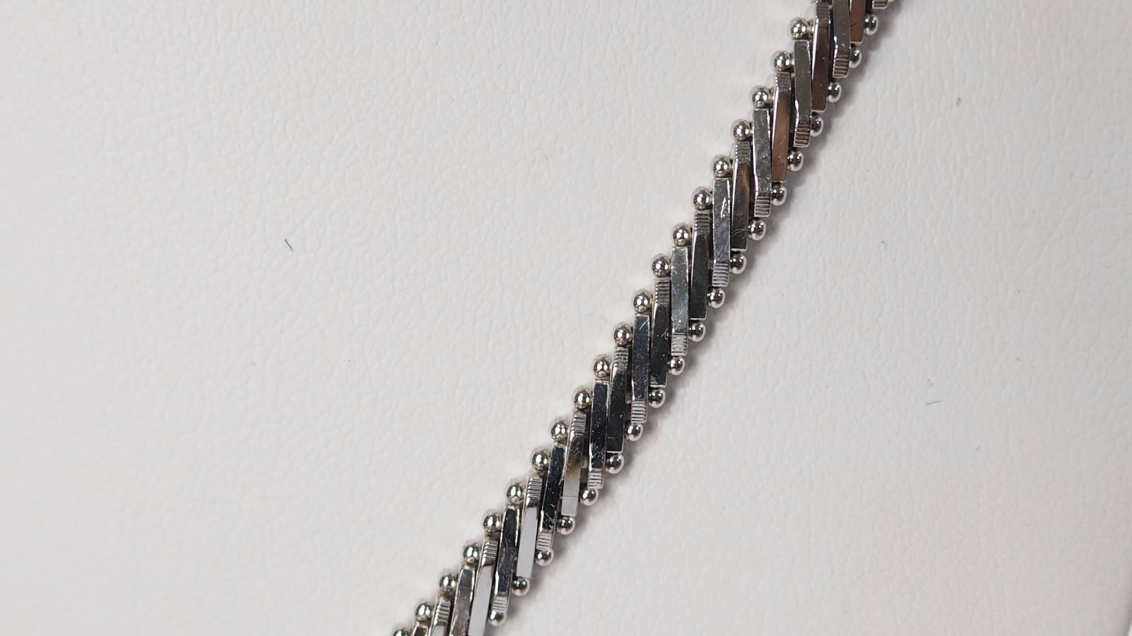 Luxury necklace in white gold and diamonds 