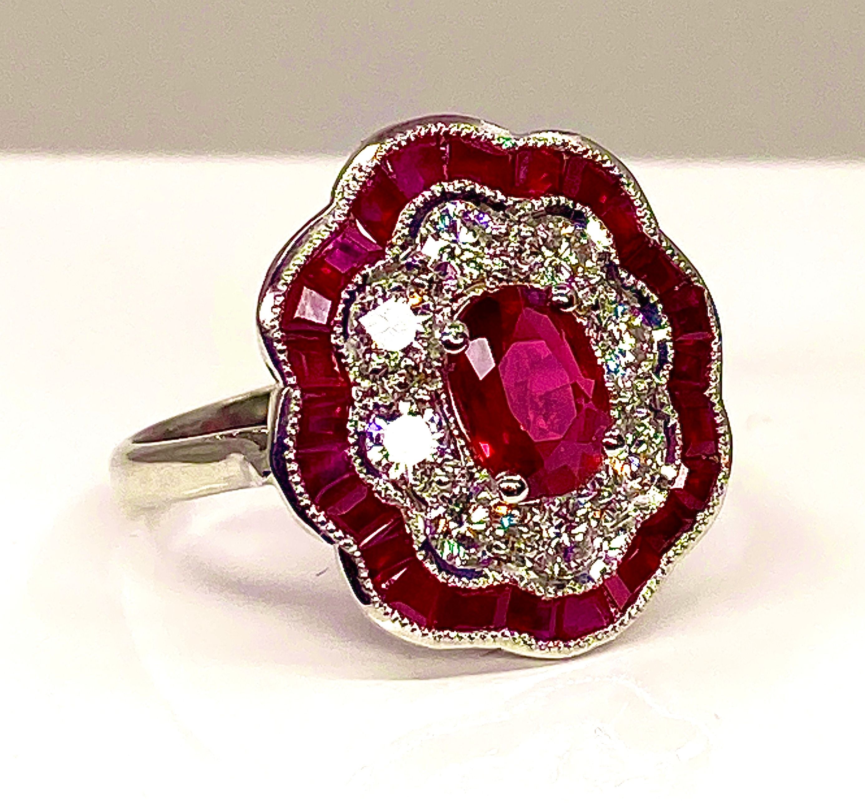 Bague marguerite en or blanc en rubis et diamants