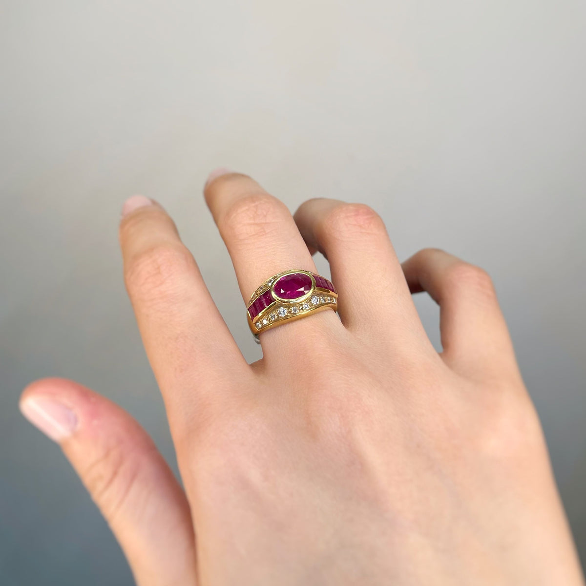 Yellow gold, ruby ​​and diamond ring