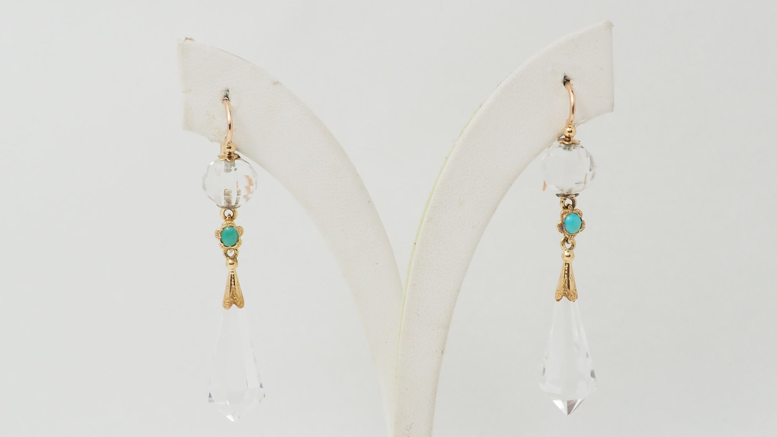 Boucles d'oreilles en or jaune, cristal de roche et turquoise
