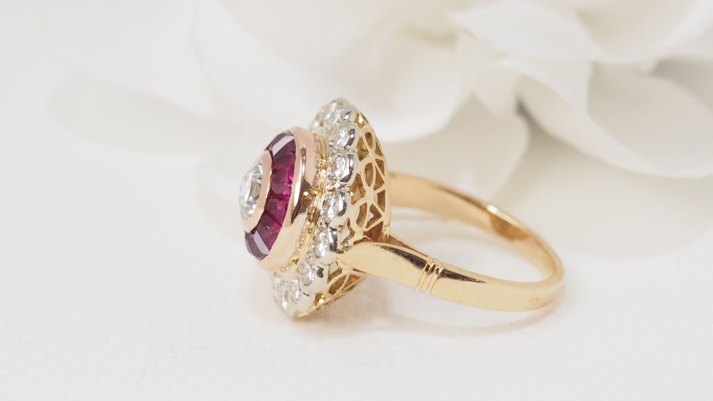 Entourage ring in yellow gold, rubies and diamonds 