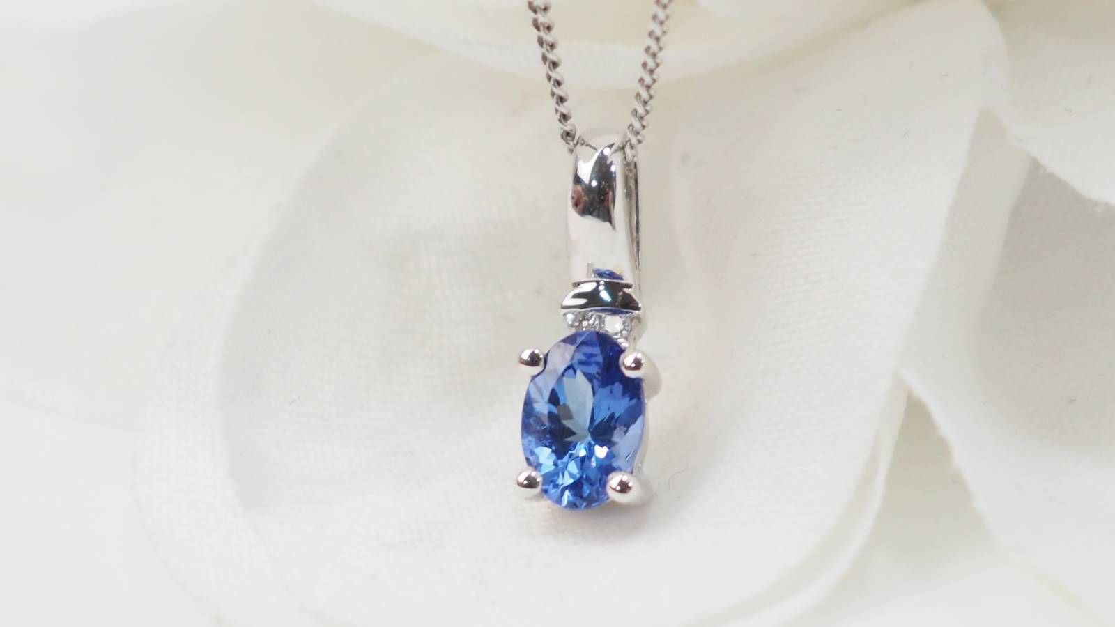 Collier en or blanc, tanzanite et diamants