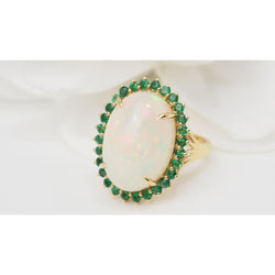 Bague ovale en or jaune, opale cabochon et émeraudes