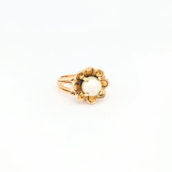 Bague florale en or jaune et perle