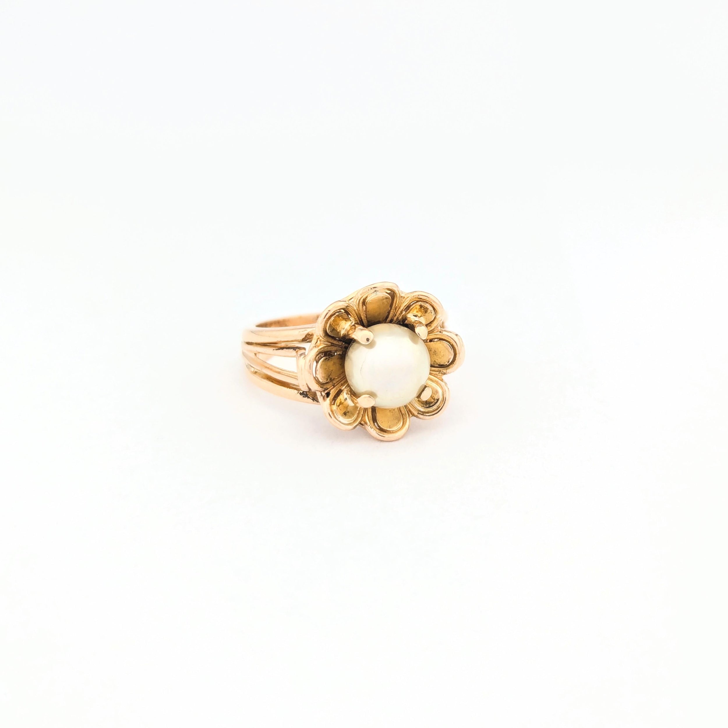 Bague florale en or jaune et perle