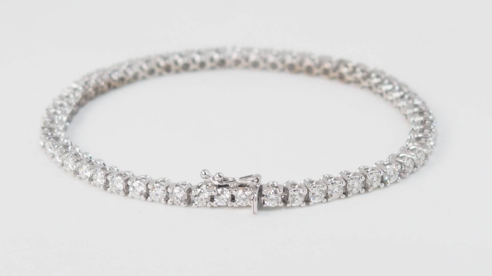 Bracelet rivière en or blanc et diamants 3,20cts