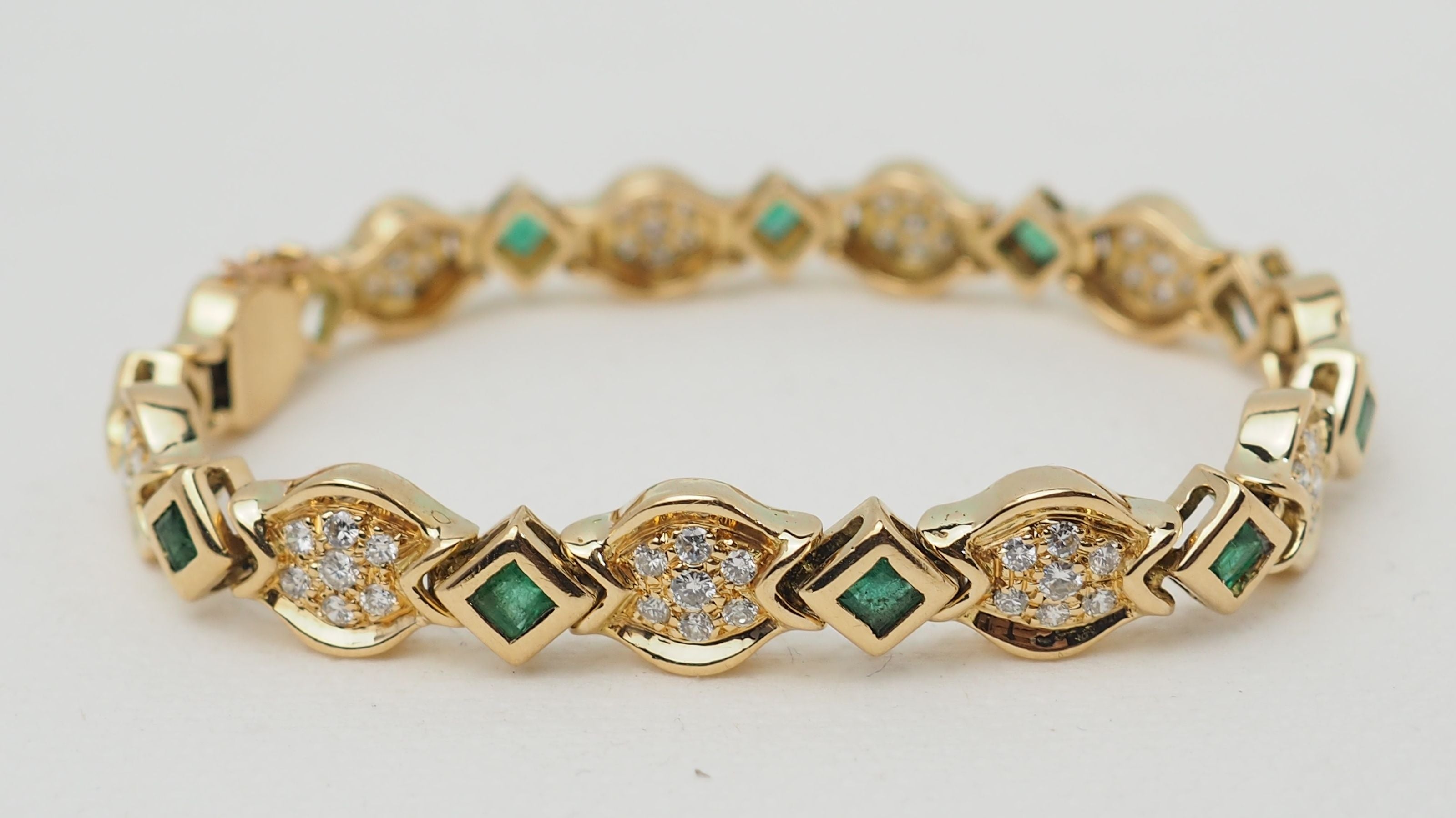 Bracelet en or jaune, émeraudes et diamants