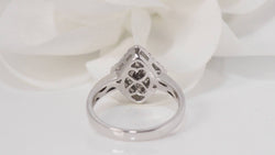 Marquise ring in white gold and diamonds 