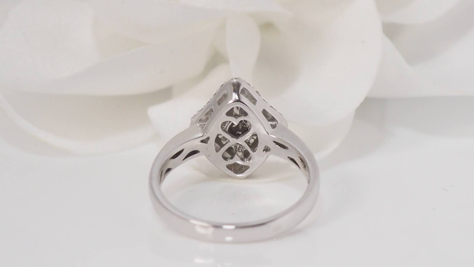 Marquise ring in white gold and diamonds 
