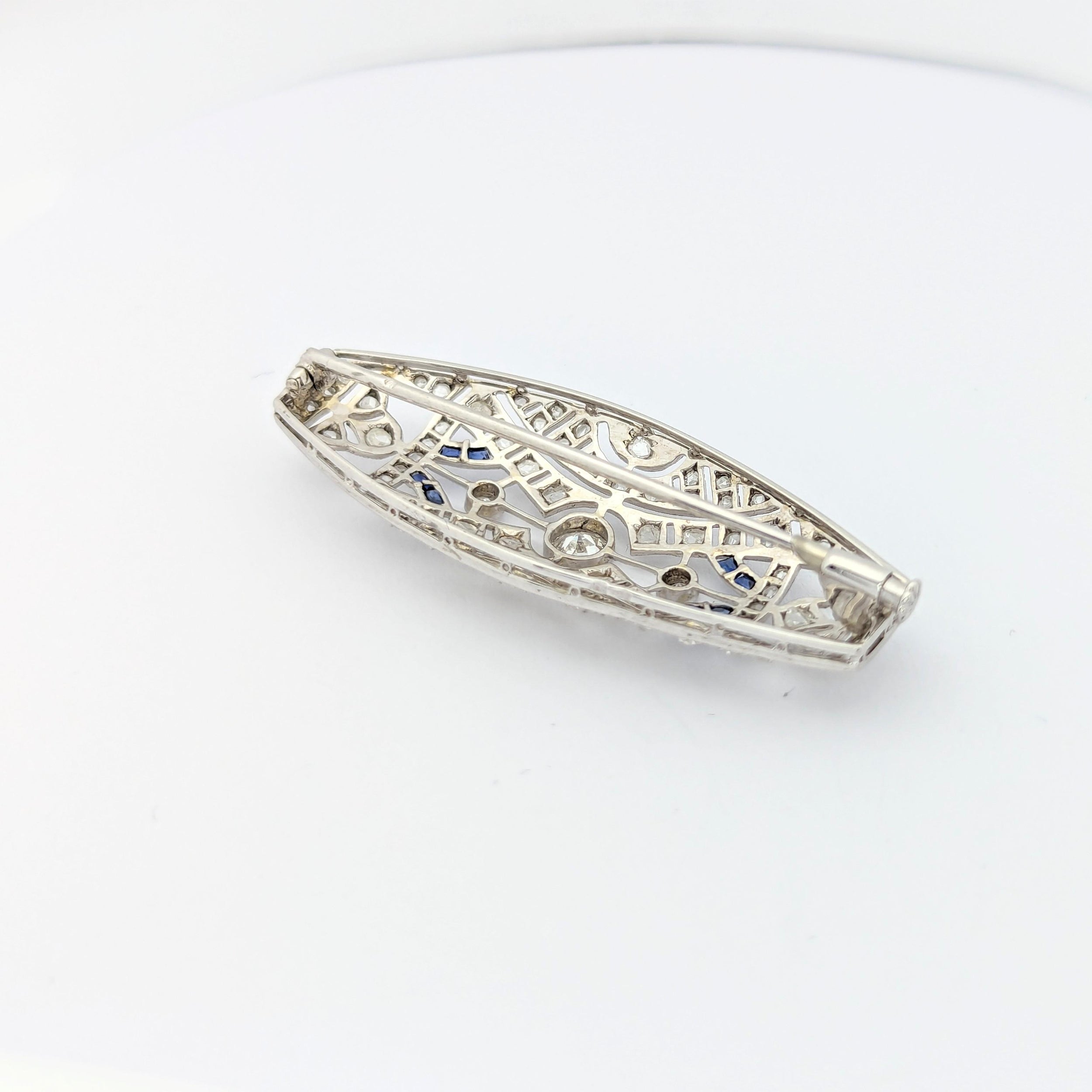 Broche en or blanc et platine diamants et saphirs