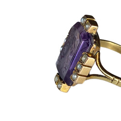 Bague intaille en or jaune, verre et perles