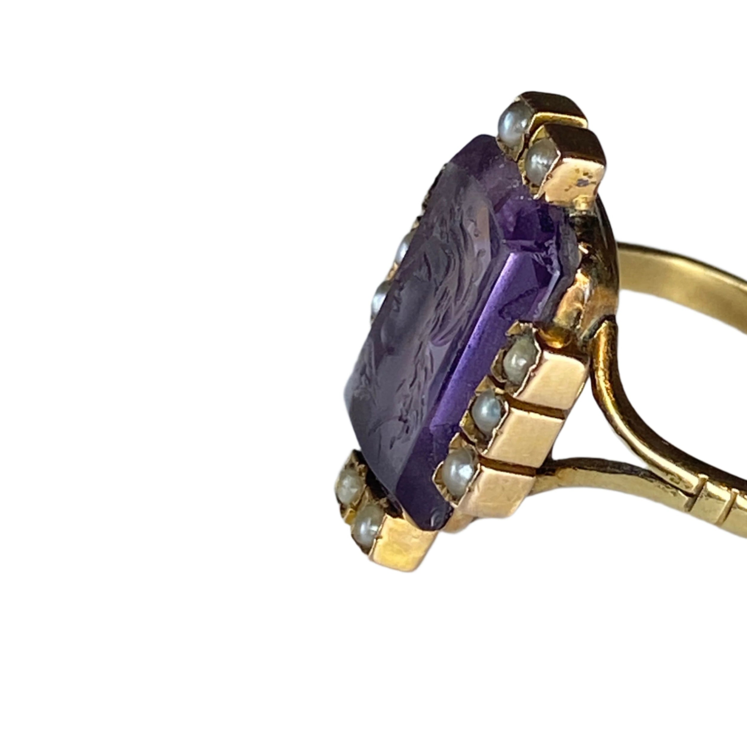 Bague intaille en or jaune, verre et perles