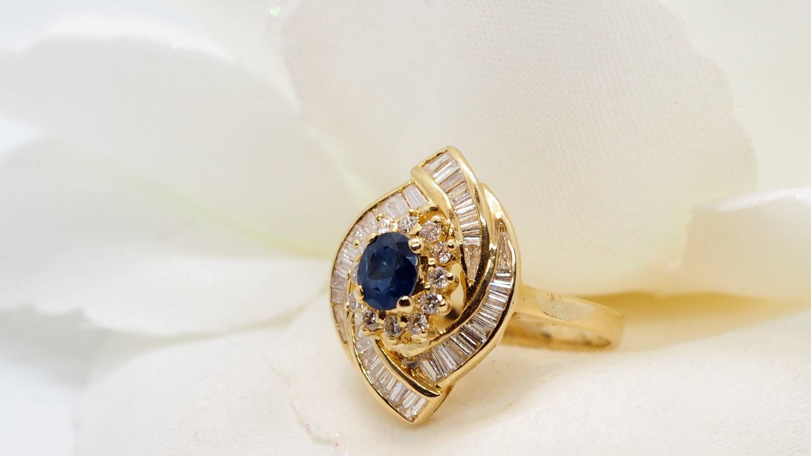 Bague entourage en or jaune, saphir et diamants baguettes