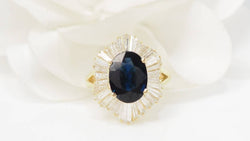 Jupe ring in yellow gold, oval sapphire and diamonds 